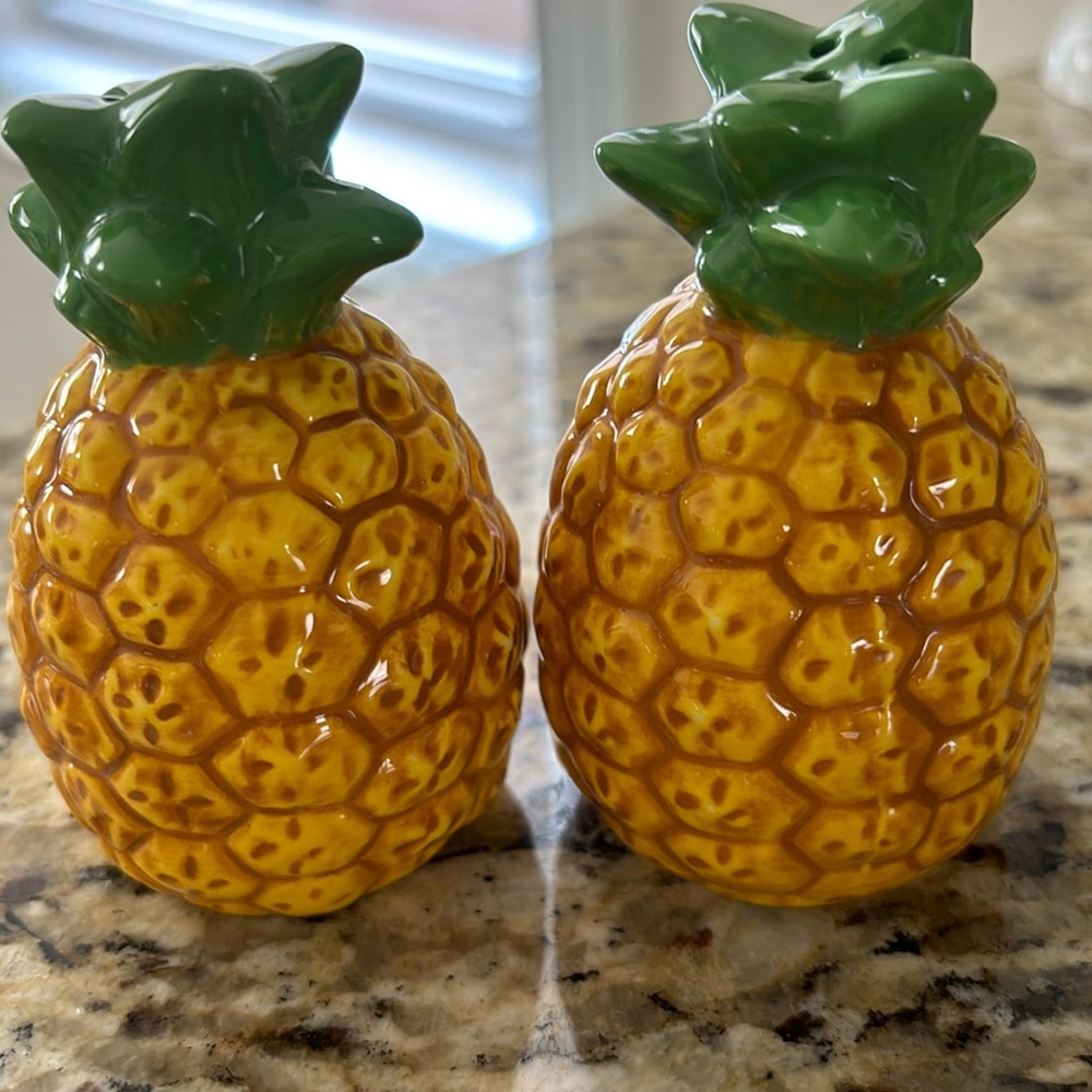 Pineapple salt and pepper shakers